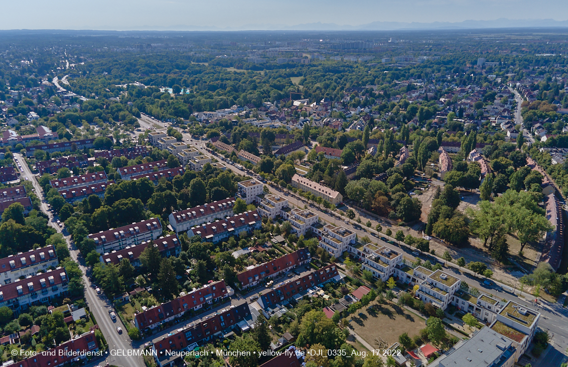 17.08.2022 - Luftbilder von der Baustelle Maikäfersiedlung in Berg am Laim